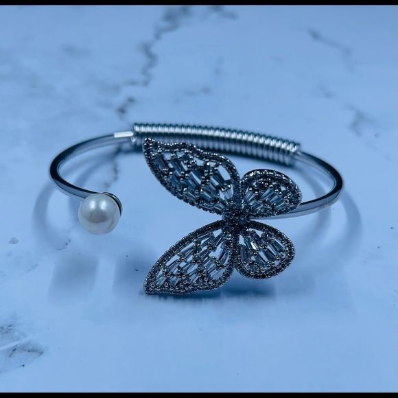 Silver Butterfly bracelet with imitation Pearl - Picture 4 of 7
